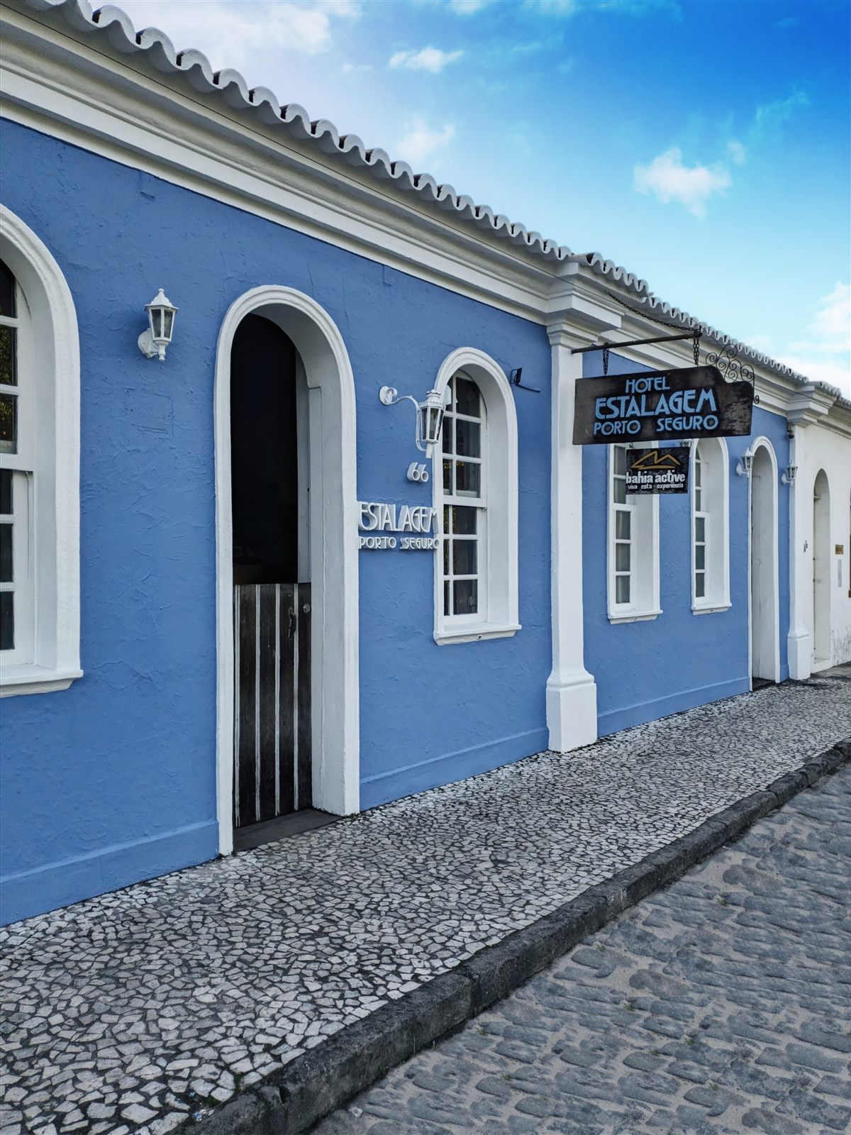 Fachada azul histórica do hotel na Rua Marechal Deodoro