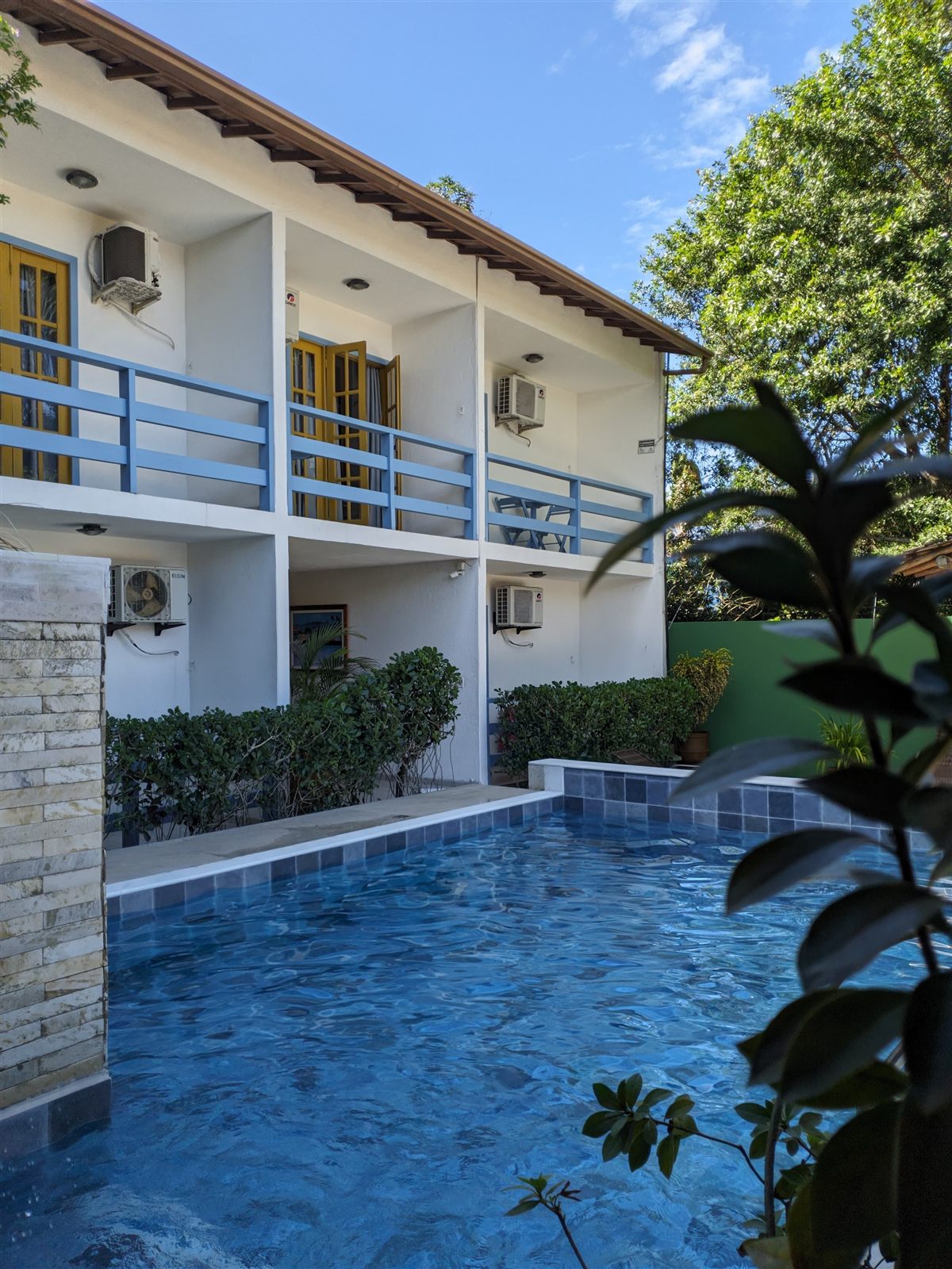 Piscina em frente aos apartamentos